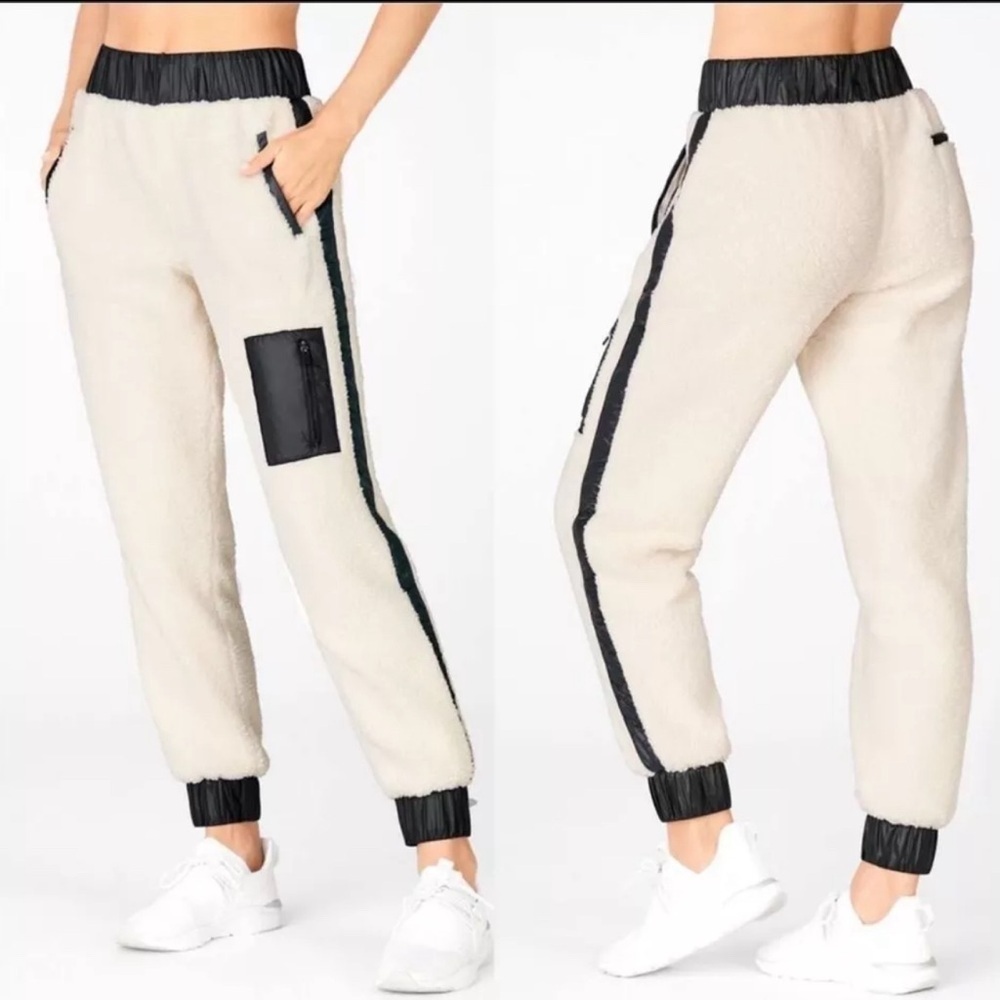 Fabletics Alaska Sherpa Teddy Bear Fleece Jogger Pants Size Small White / Black